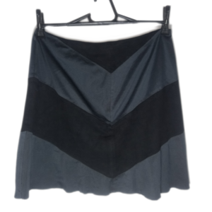 Saia Curta Preta Em Camurça